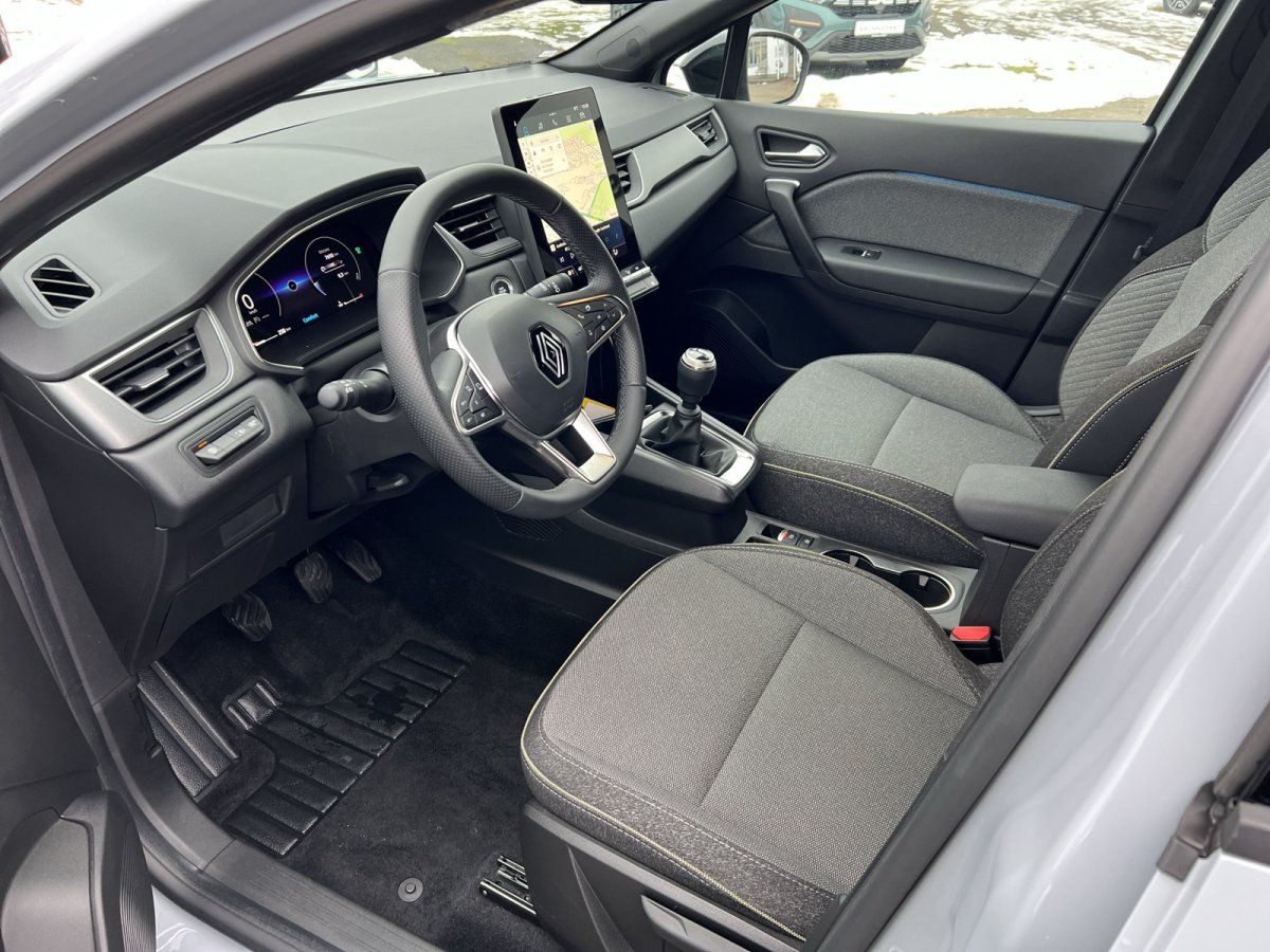 Renault Innenraum mit Ledersitzen, Multimediabildschirm und Schaltgetriebe in modernem Design