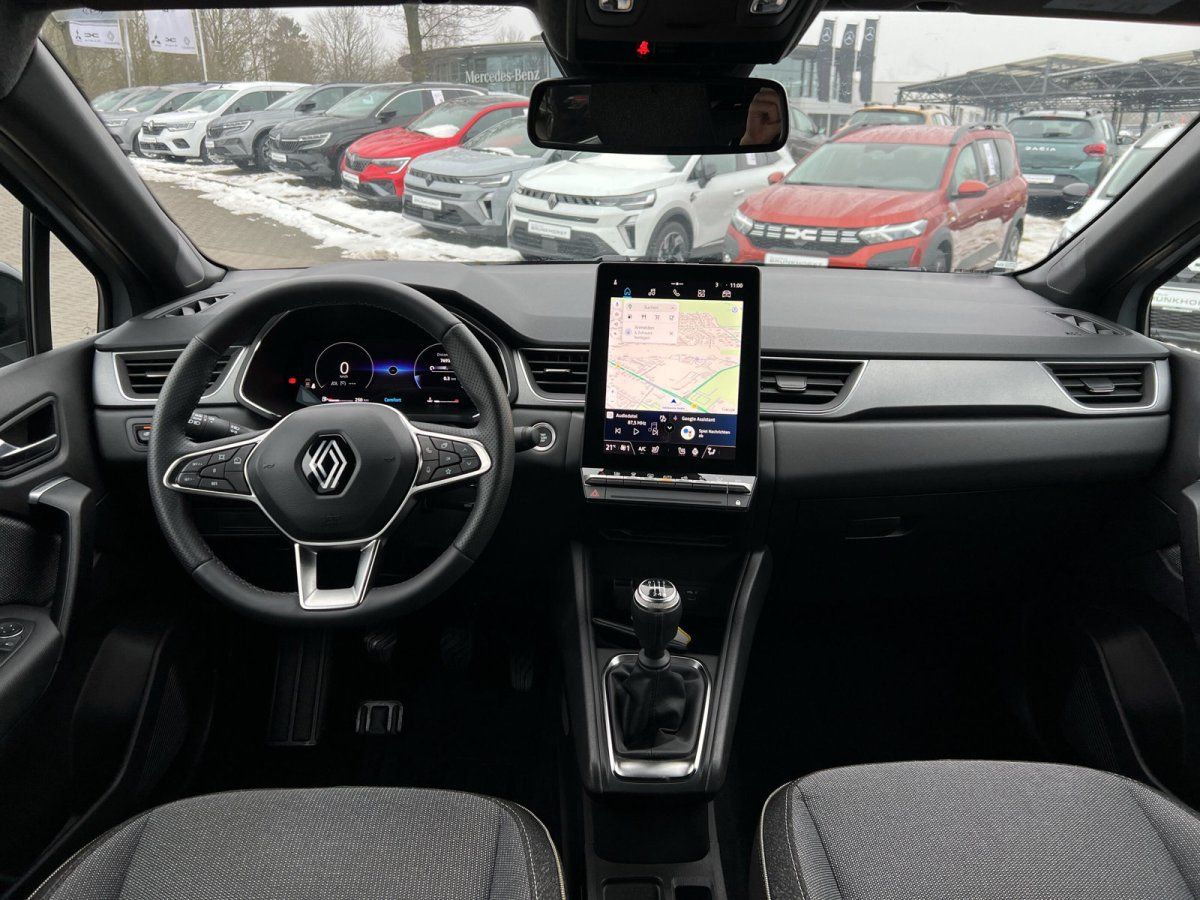 Renault Innenraum mit digitalem Cockpit und Touchscreen-Navigation, Schaltgetriebe sichtbar