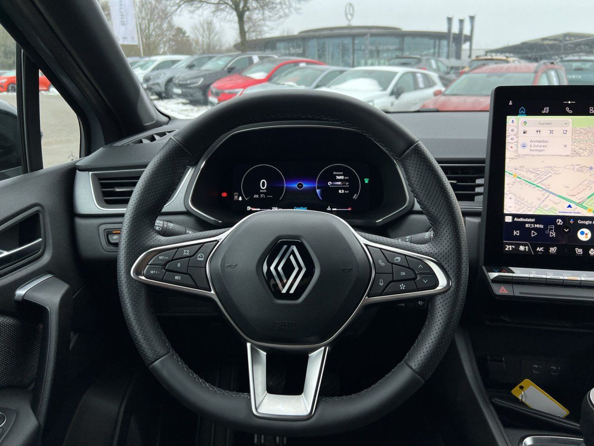 Renault Innenraum mit Lederlenkrad, digitalem Cockpit und großem Touchscreen-Navigationssystem