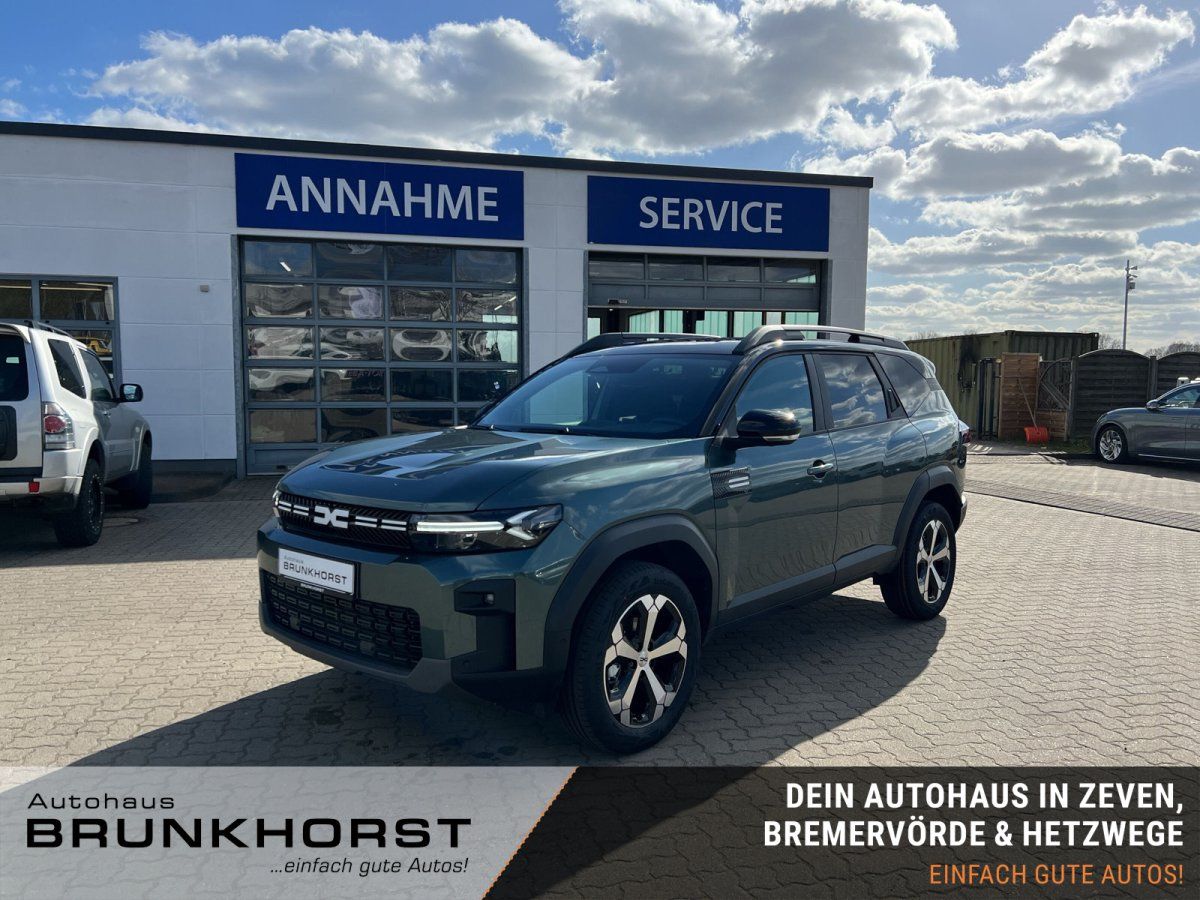 Dacia SUV in grün im Autohaus Showroom - Seitenansicht des modernen Fahrzeugs