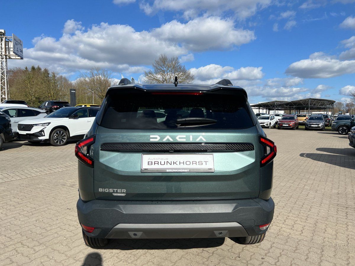 Dacia Bigster Heckansicht in grün im Autohaus - Rückseite mit Markenlogo und Kennzeichenhalter