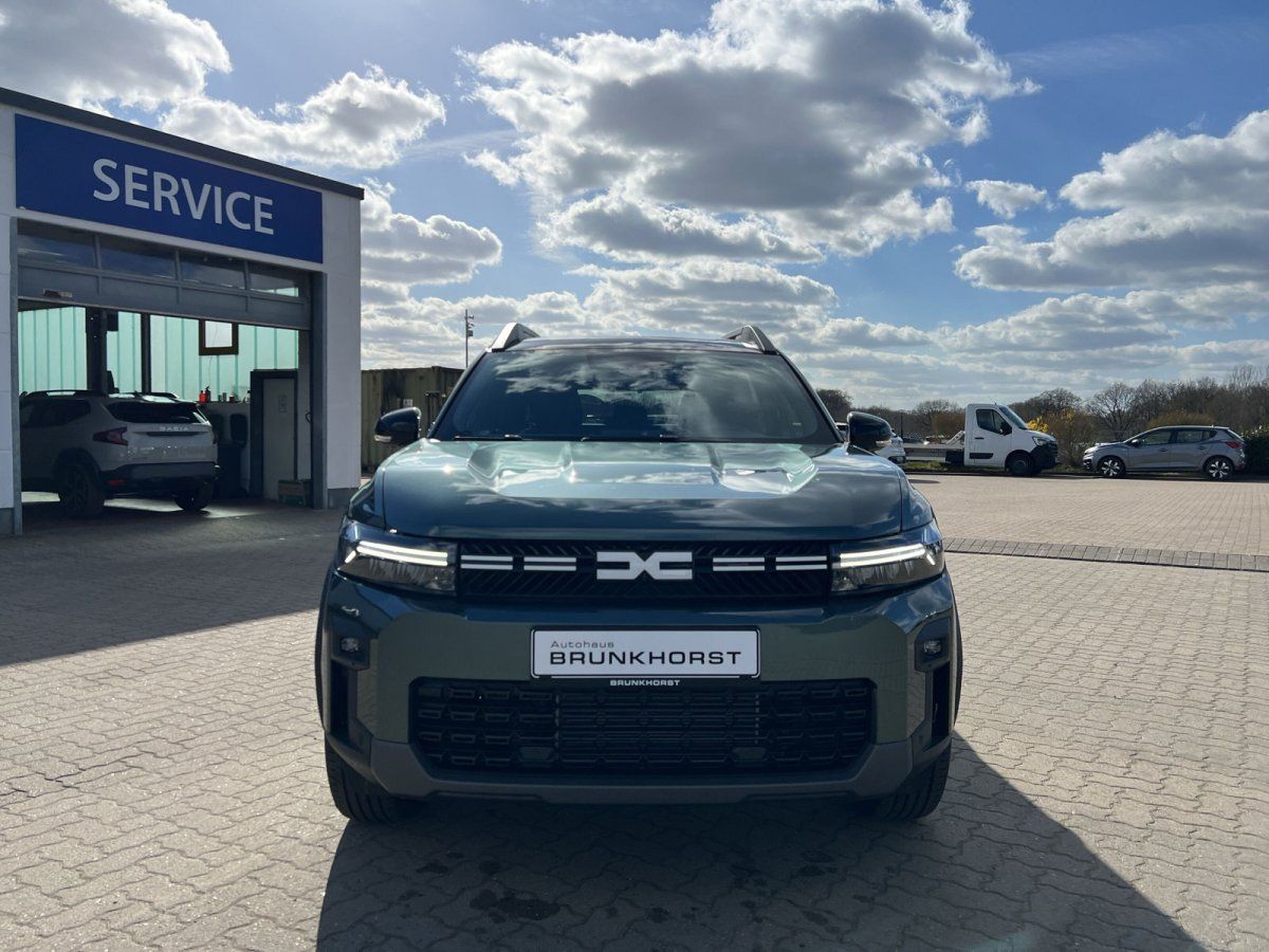 Dacia SUV Frontansicht in grün im Autohaus - moderne Front mit charakteristischem Kühlergrill