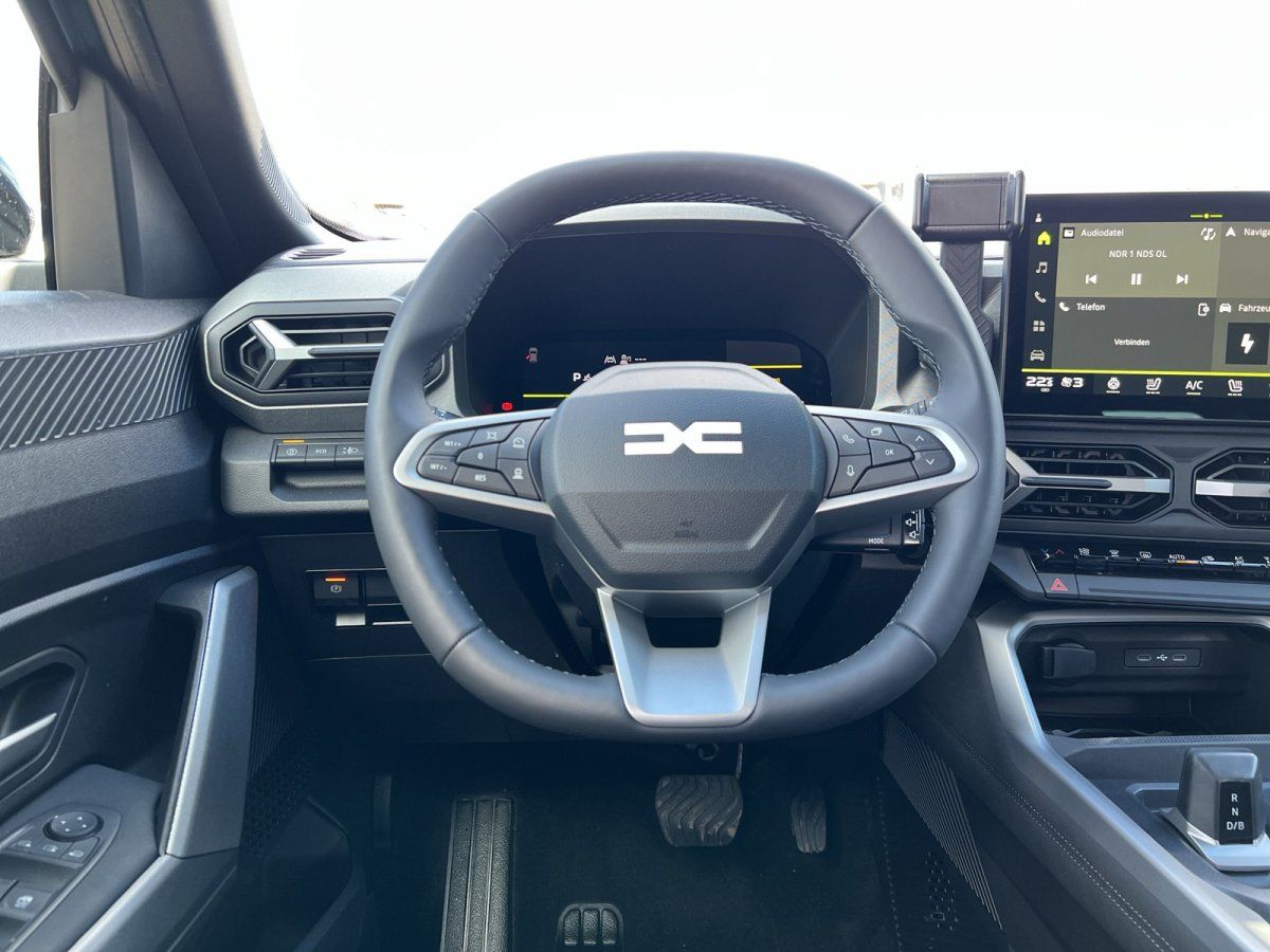Auto Cockpit mit digitalem Tacho, Lenkrad und Infotainment-System im Fahrzeuginnenraum