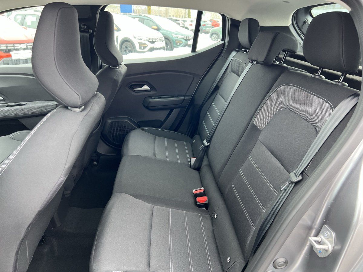 Rücksitzbank mit schwarzem Stoffbezug und Kontrastnähten im Innenraum eines Renault Fahrzeugs im Autohaus