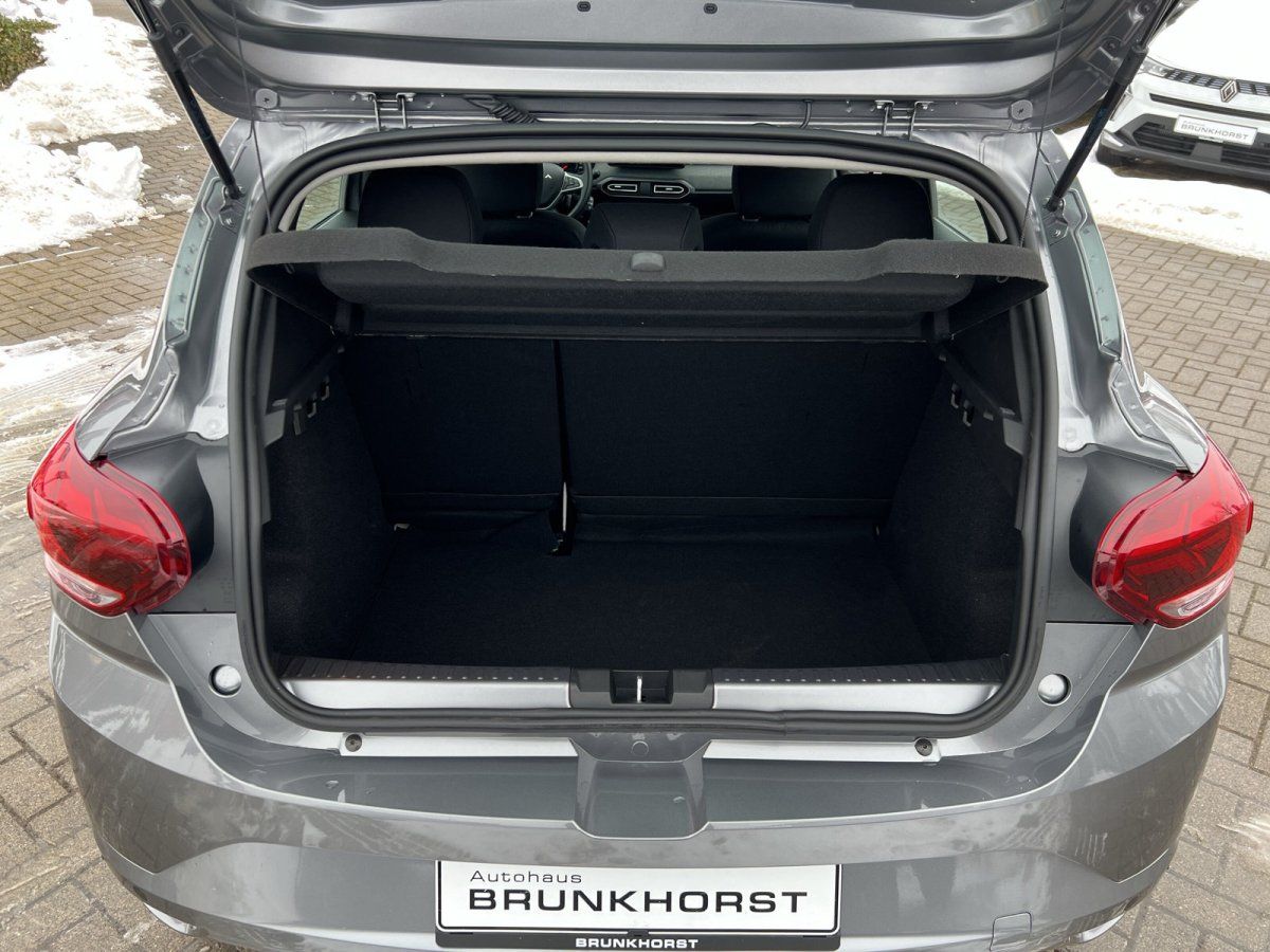 Kofferraum eines silbernen Dacia Sandero bei Autohaus Brunkhorst geöffnet