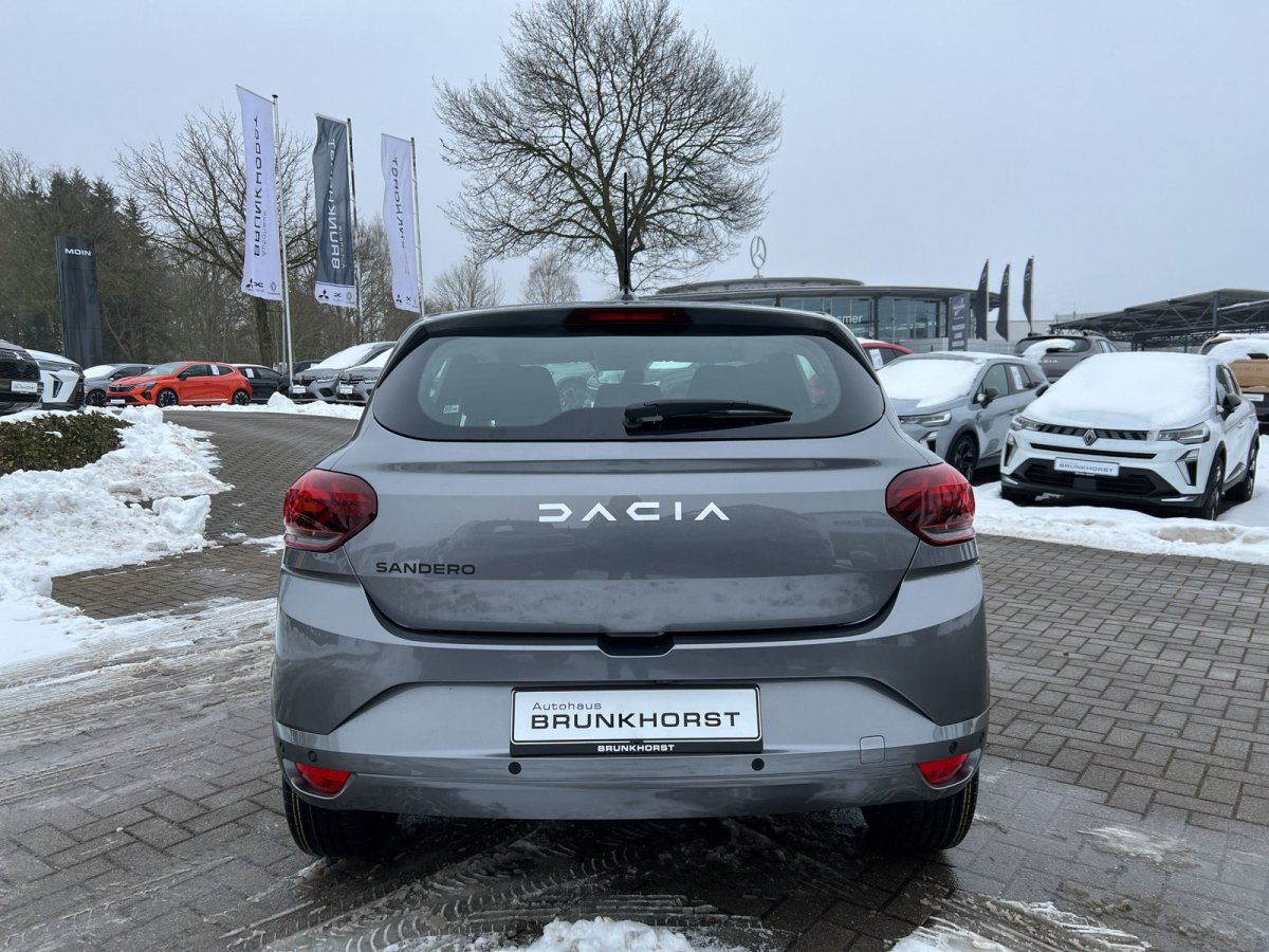Dacia Sandero grau Heckansicht im Autohaus Brunkhorst Showroom