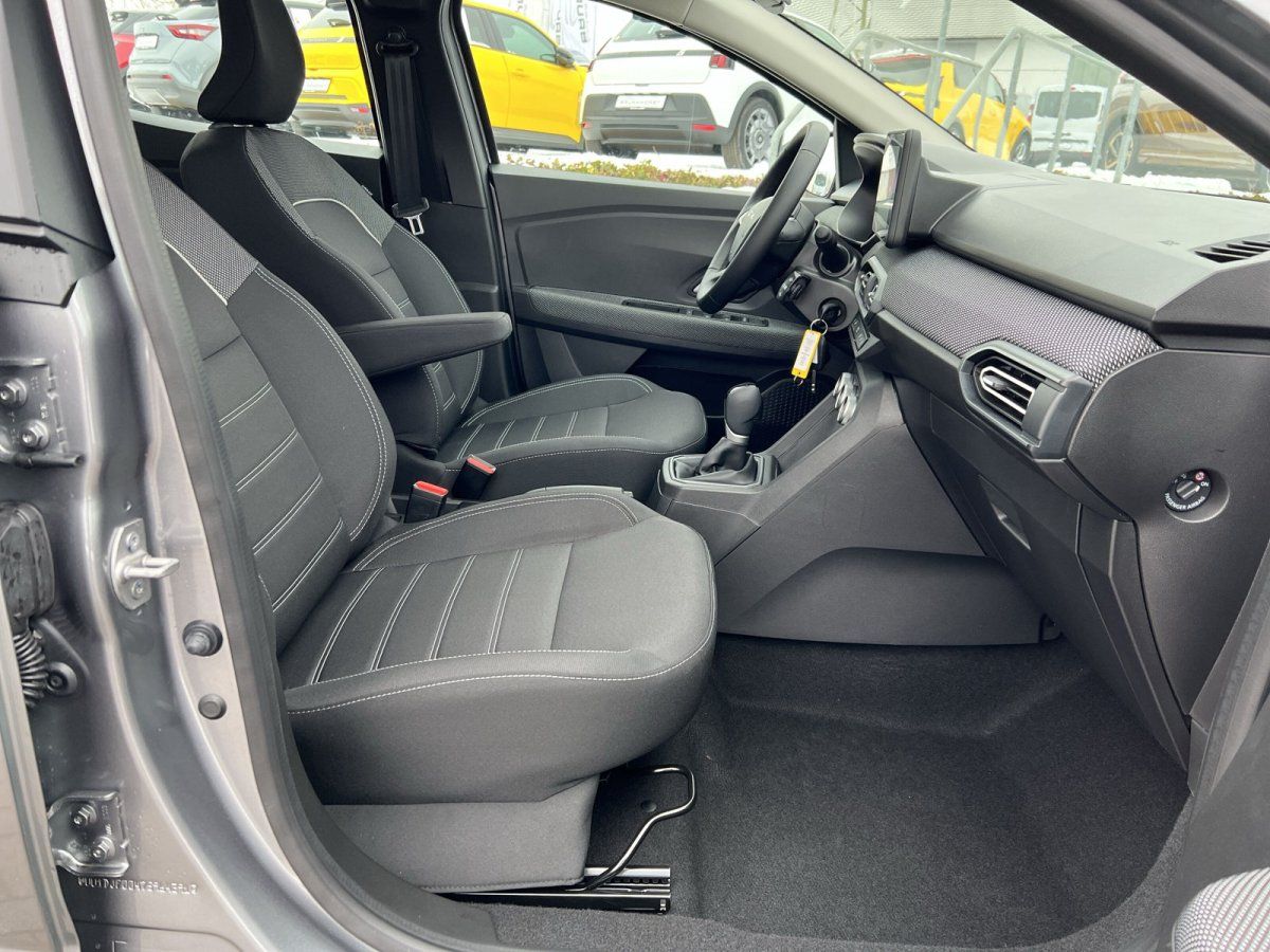 Innenraum Beifahrerseite mit schwarzen Stoffsitzen und Mittelkonsole im Autohaus