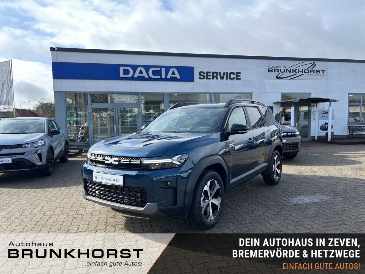 Blauer Dacia SUV in modernem Autohaus-Showroom mit großen Fenstern