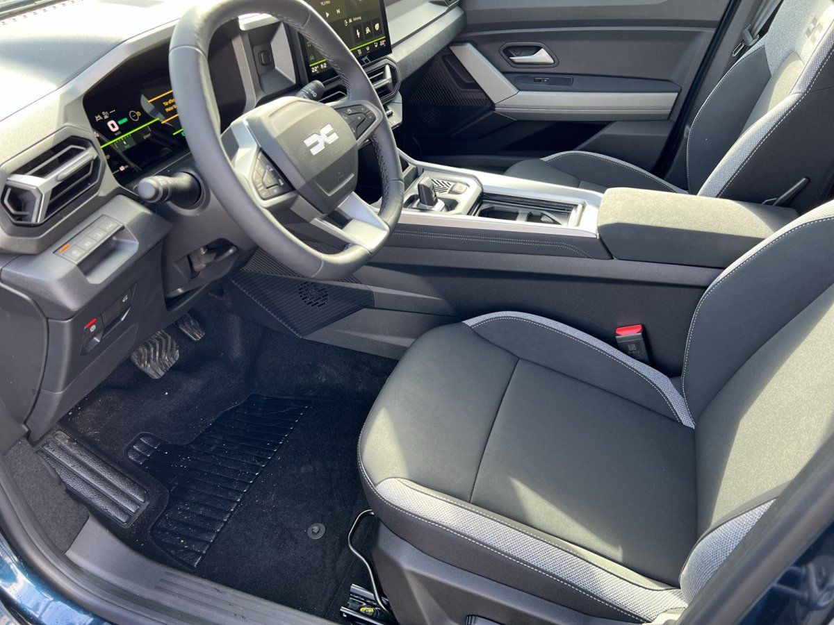 Dacia Innenraum mit modernem Cockpit, Touchscreen-Display und zweifarbigen Sportsitzen