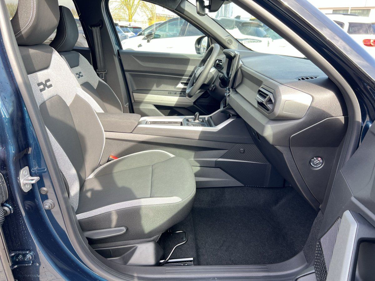 Fahrzeugsitze Innenraum mit grau-weißer Polsterung und Mittelkonsole