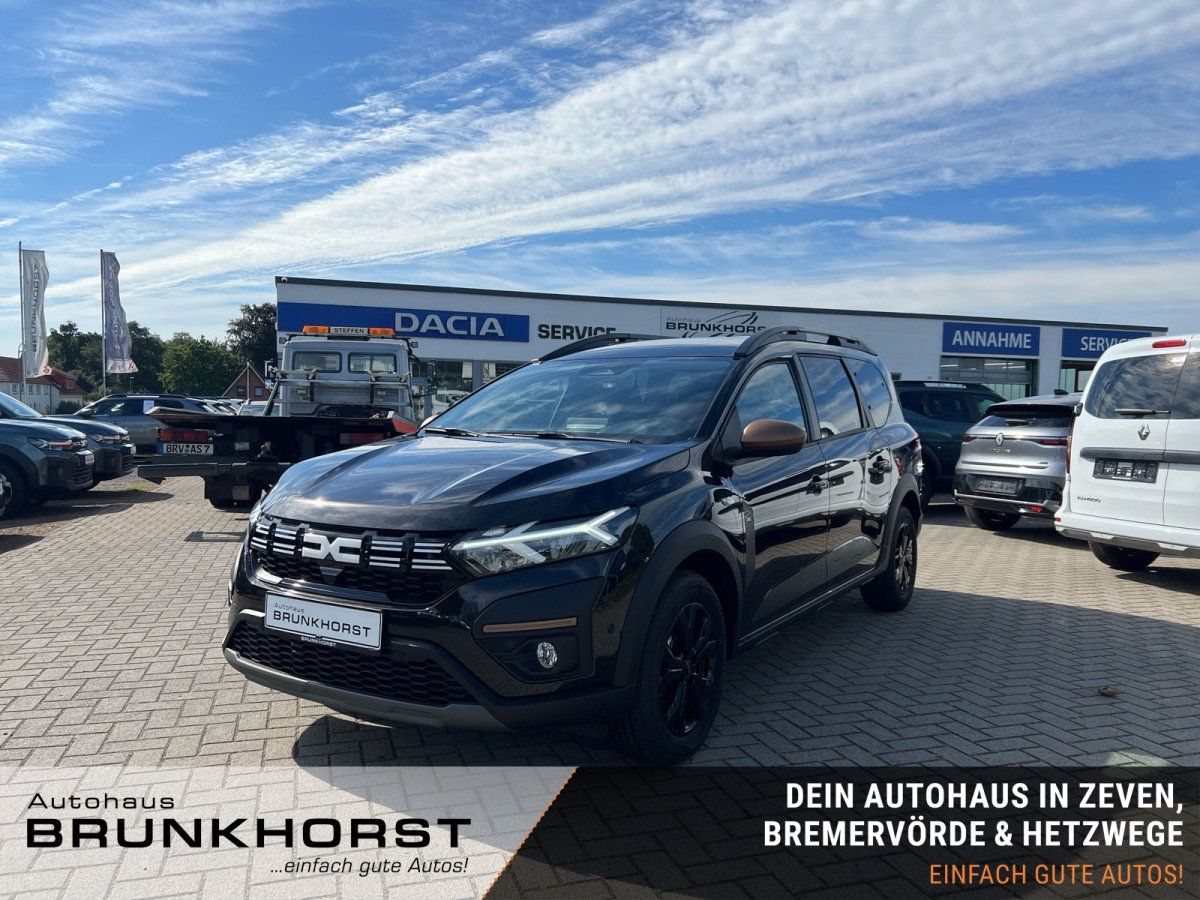 Schwarzer Dacia Jogger im Autohaus Brunkhorst Showroom, Frontansicht