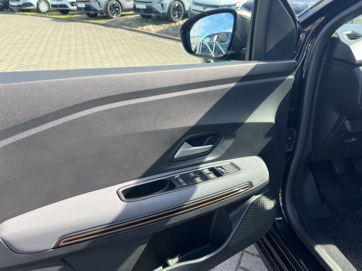 Fahrzeugtür Innenansicht mit Fensterheber und Außenspiegel im Autohaus