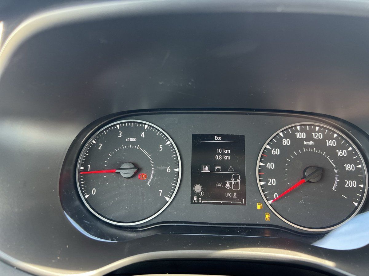 Fahrzeug-Cockpit mit Tachometer und Drehzahlmesser im Autohaus, LPG-Anzeige sichtbar
