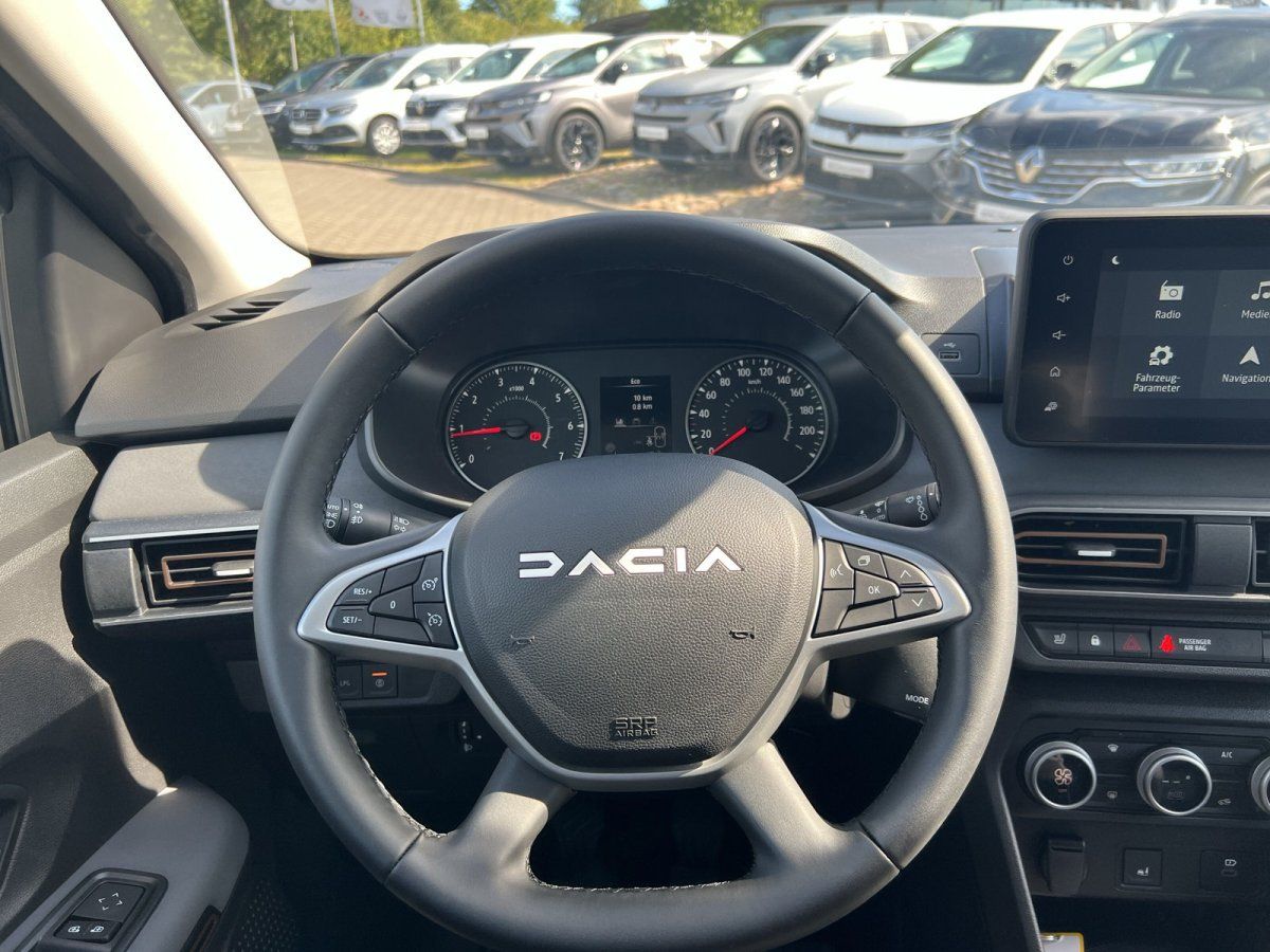 Dacia Innenraum mit Lenkrad, digitalen Instrumenten und Touchscreen-Infotainment im Autohaus