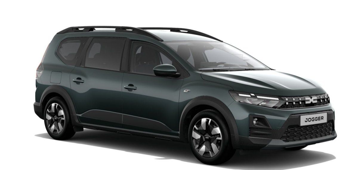 Dunkelgrüner Dacia Jogger Neuwagen im Autohaus Showroom Seitenansicht