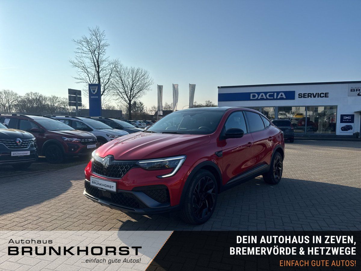 Roter Renault Arkana E-Tech Hybrid im Autohaus-Showroom – Frontansicht