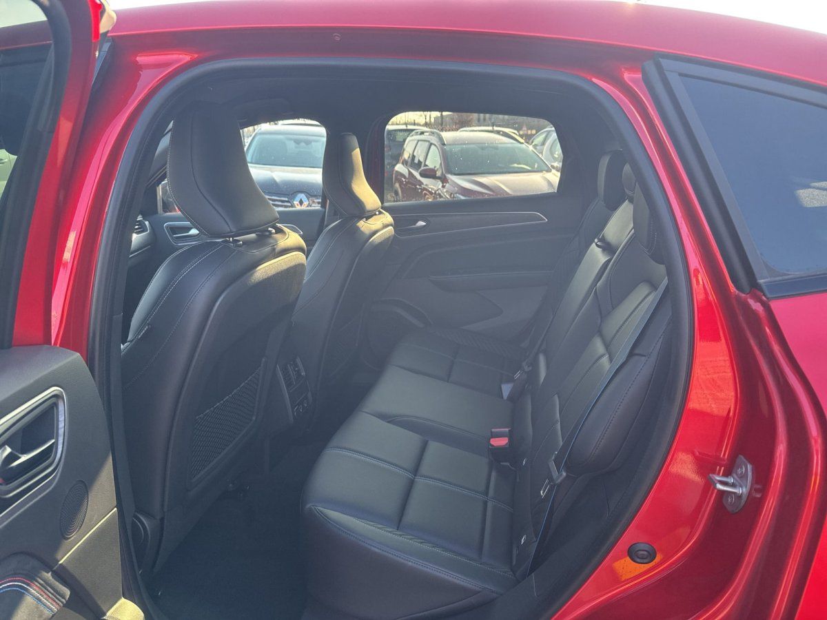 Rotes SUV Innenraum Rücksitzbank schwarzes Leder im Autohaus