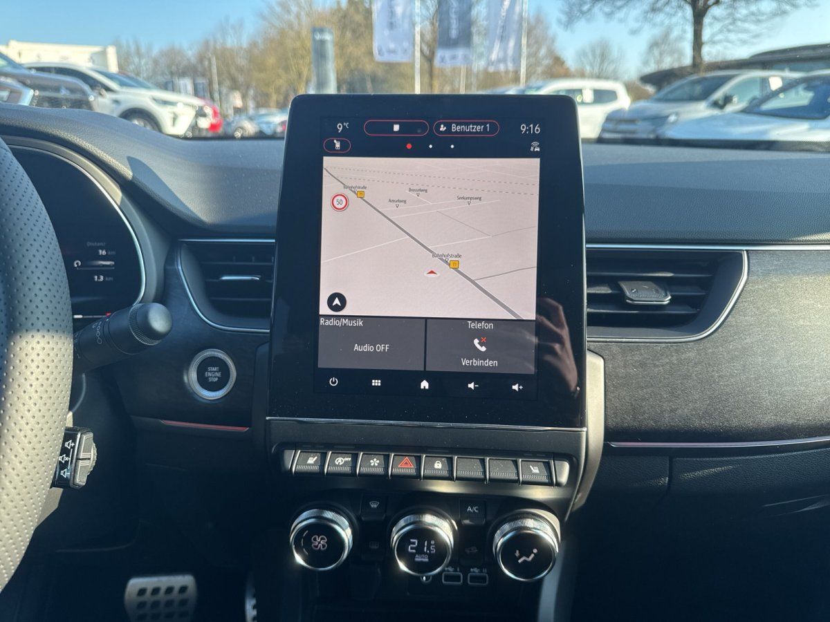 Renault Clio Innenraum mit Touchscreen-Navigation und Klimaanlage-Bedienelement