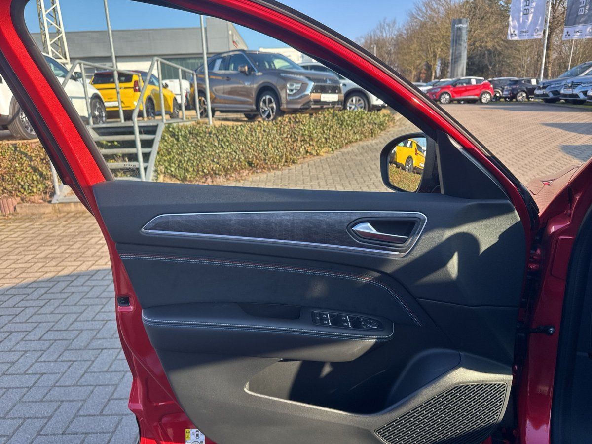 Rotes Fahrzeug Innenraum Fahrertür geöffnet im Autohaus mit schwarzem Leder-Türverkleidung