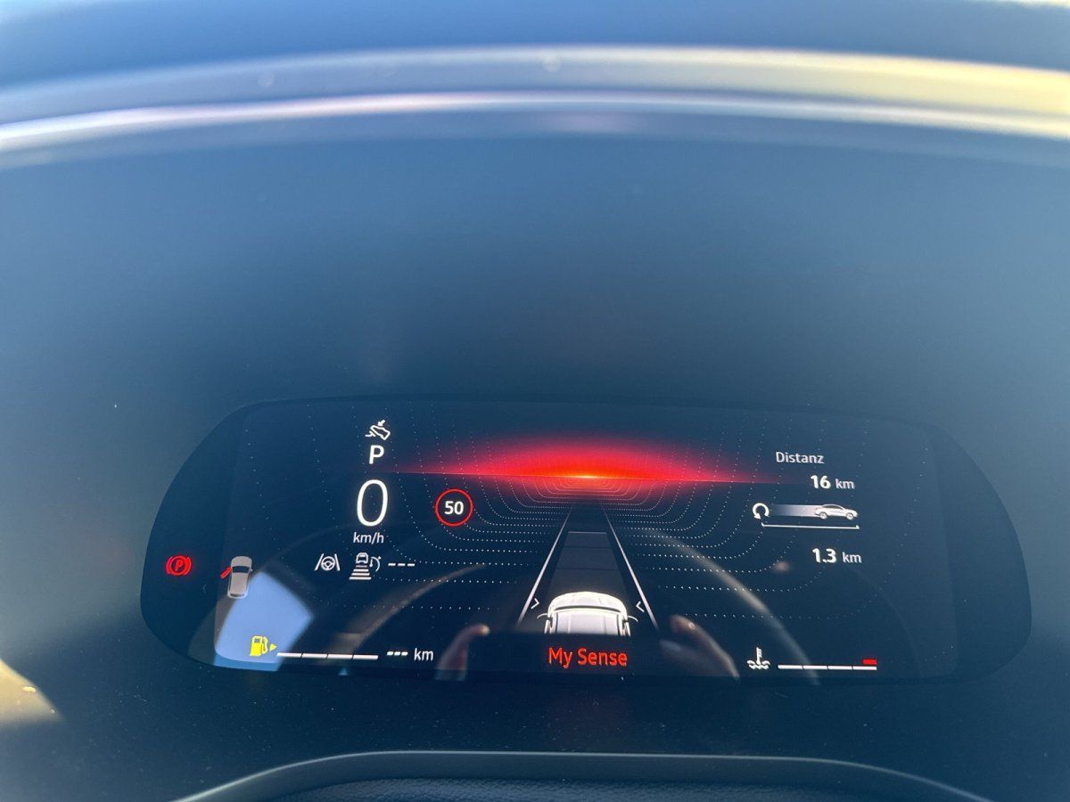 Volkswagen Fahrzeug Cockpit mit digitalem Kombiinstrument im Autohaus