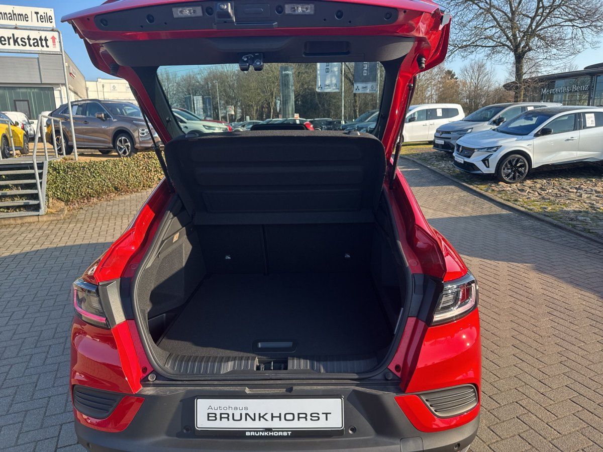 Roter Renault Arkana mit geöffneter Heckklappe im Autohaus Brunkhorst Showroom