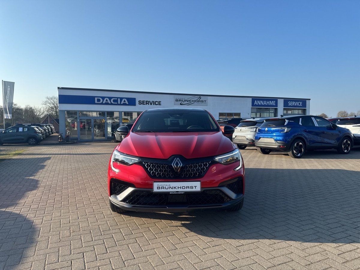 Roter Renault Arkana Frontansicht im Autohaus Brunkhorst Showroom