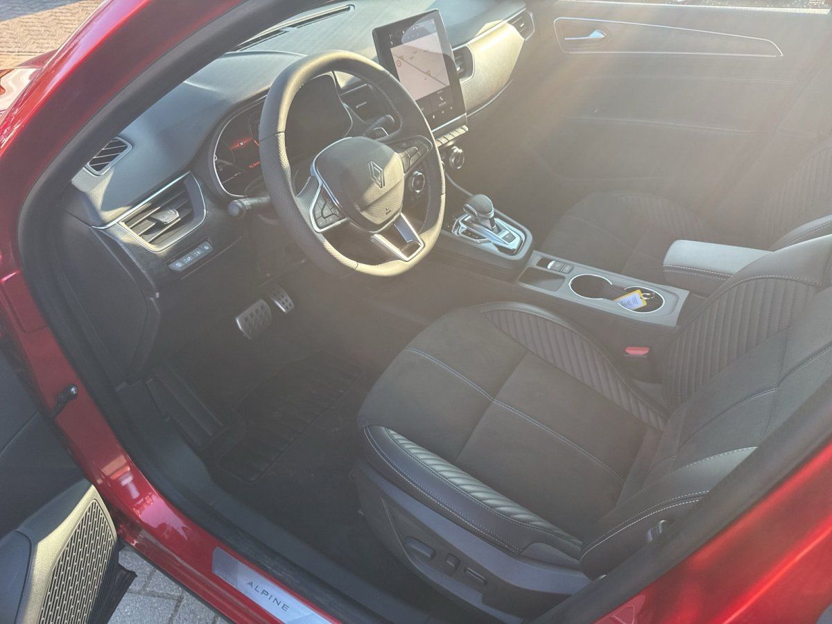 Renault Innenraum in Rot – modernes Cockpit mit Touchscreen, Ledersitze und Automatikgetriebe
