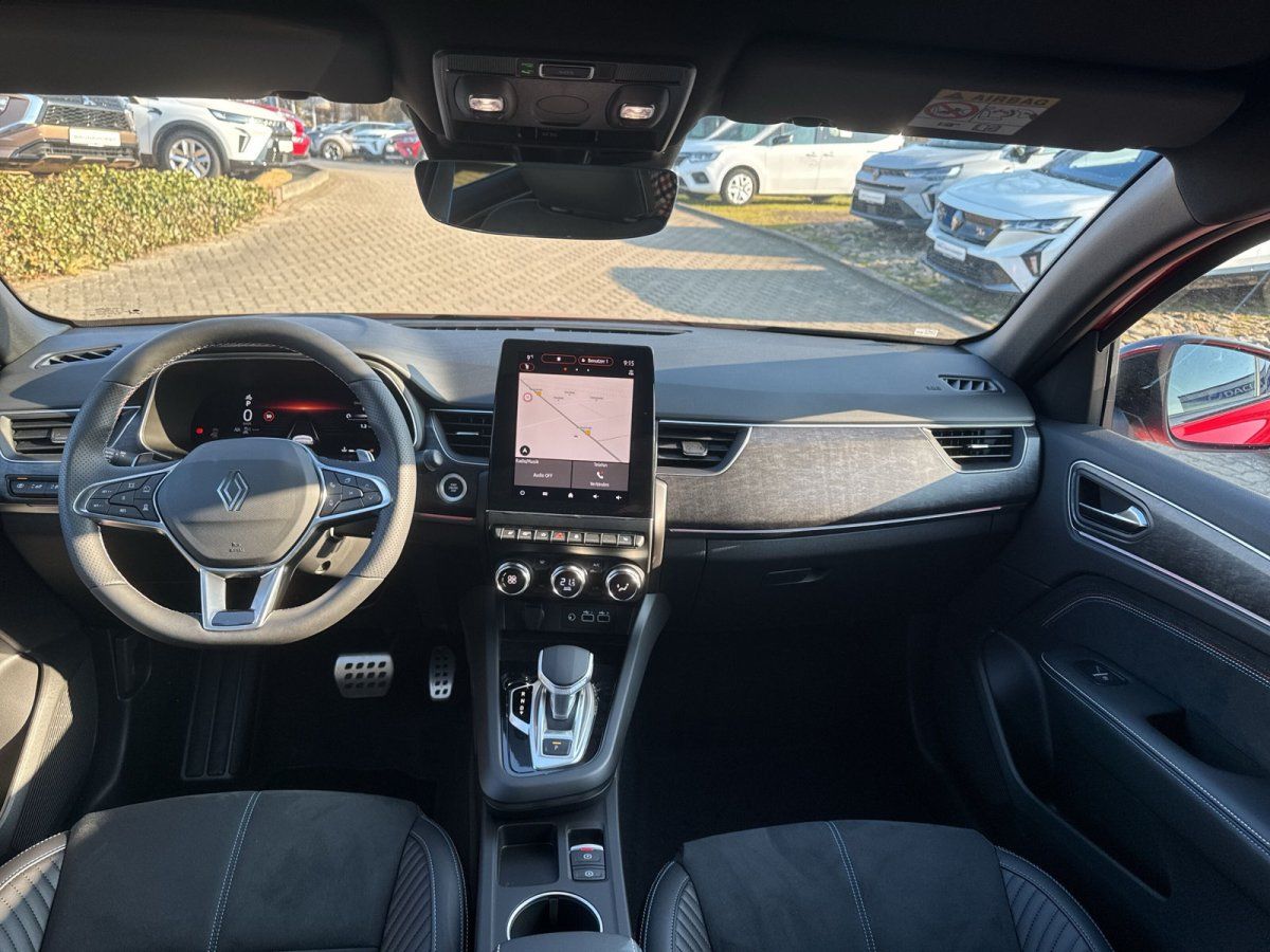 Renault Innenraum mit digitalem Cockpit, großem Touchscreen-Navigationssystem und schwarzem Ledersitze