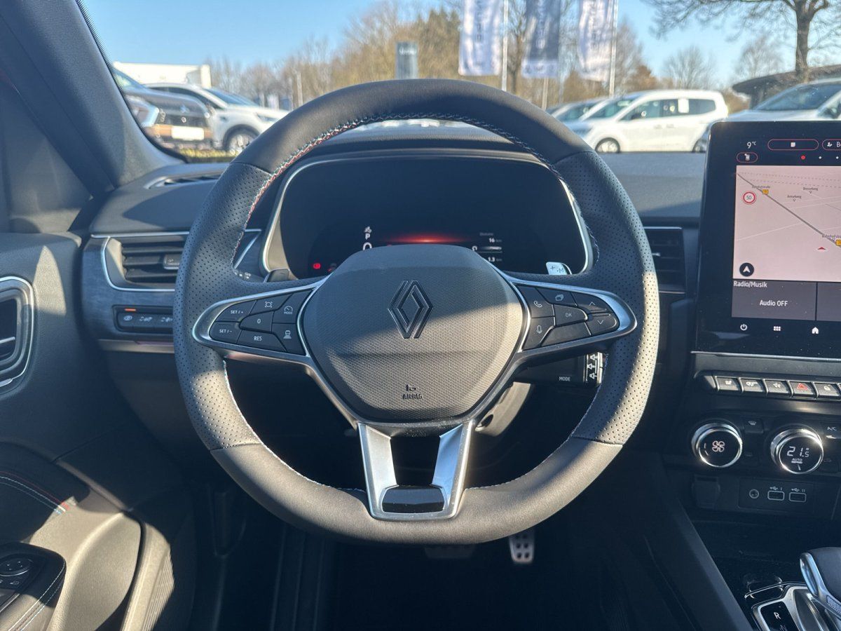 Renault Innenraum mit Lenkrad, digitalem Cockpit und Navigationssystem