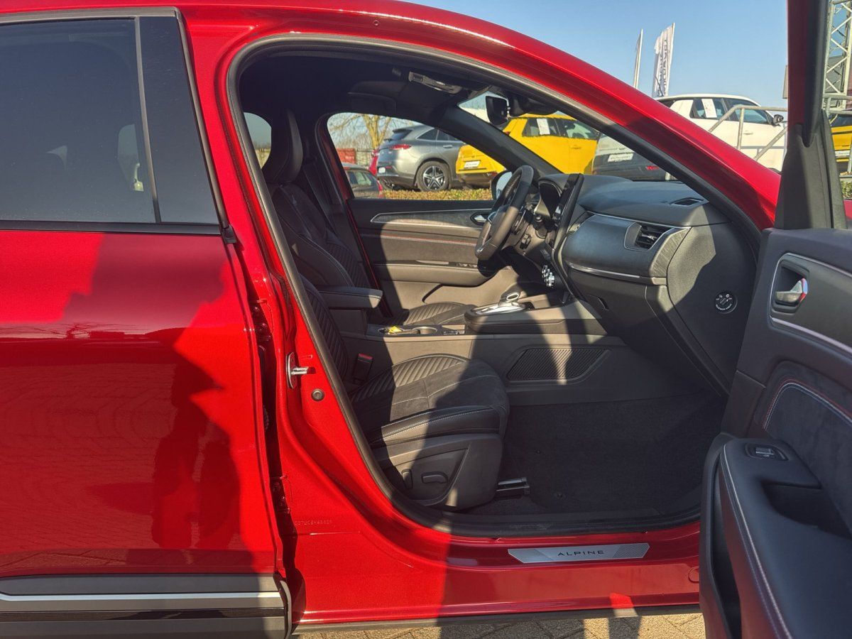 Renault Alpine Innenraum rot – geöffnete Beifahrertür mit schwarzem Leder-Interieur im Autohaus
