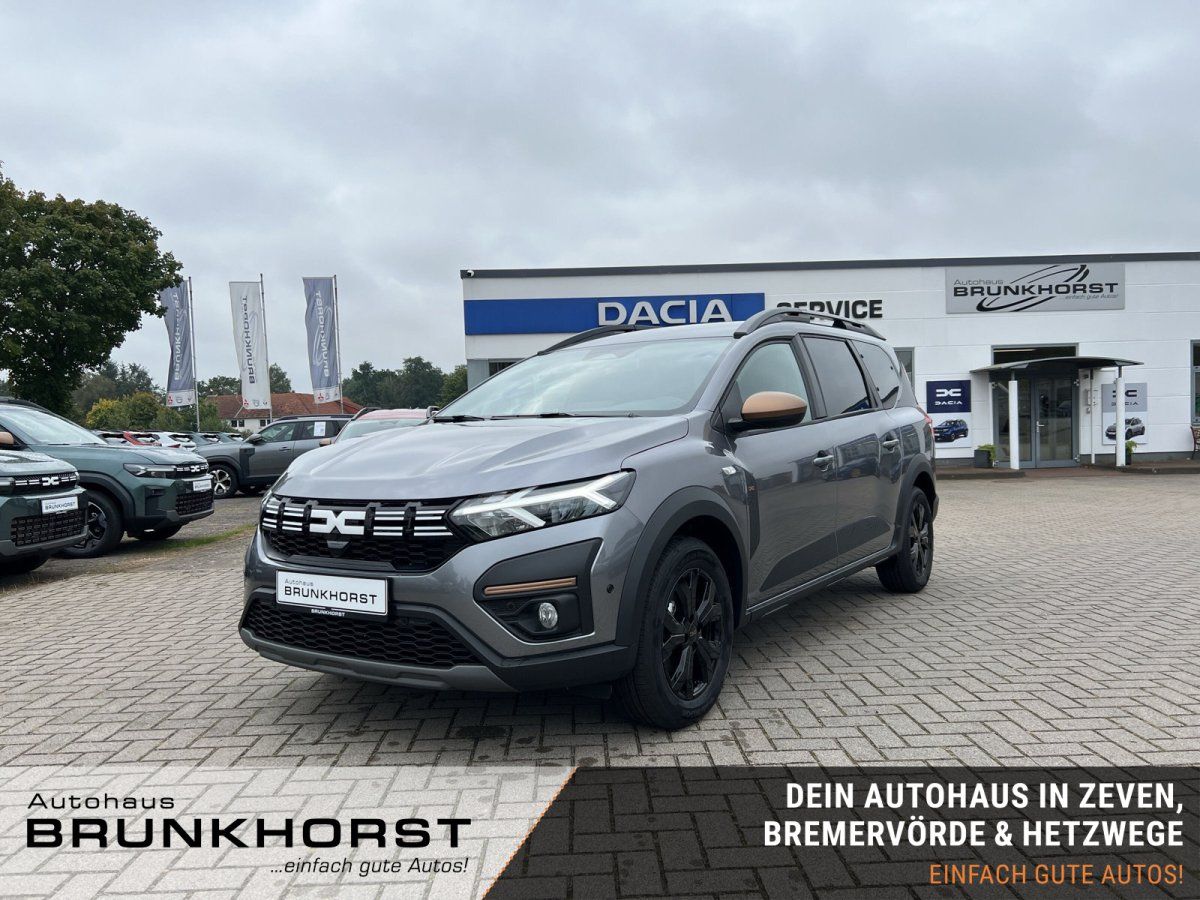 Dacia Jogger in Grau metallic mit schwarzen Felgen im Autohaus Showroom