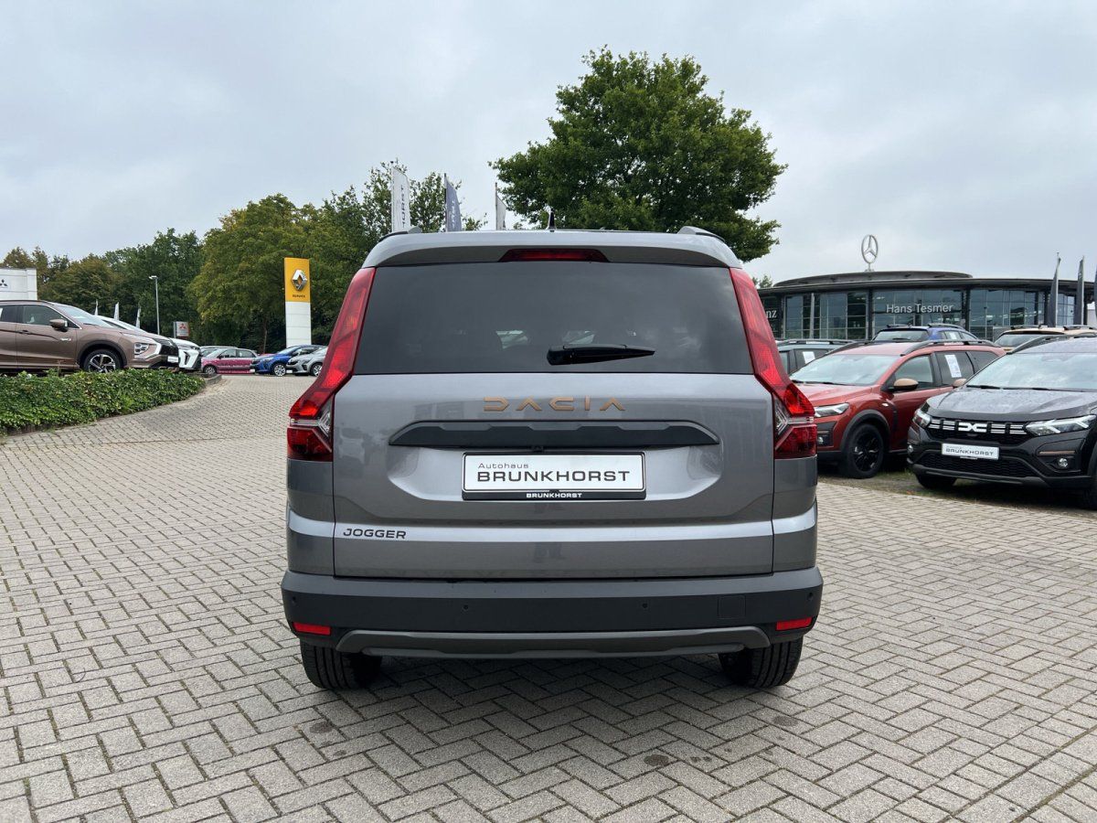 Dacia Jogger grau Heckansicht im Autohaus Brunkhorst Showroom