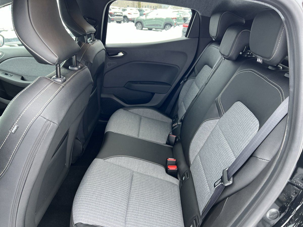 Fahrzeug Innenraum Rücksitzbank mit grau-schwarzen Stoffsitzen und Sicherheitsgurten im Autohaus