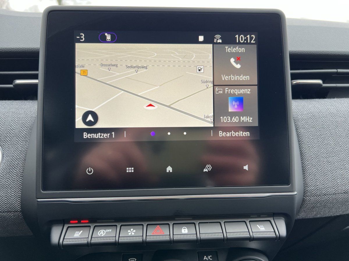 Renault Innenraum mit Infotainment-Display Navigation und Klimaanlage-Bedienfeld im Autohaus