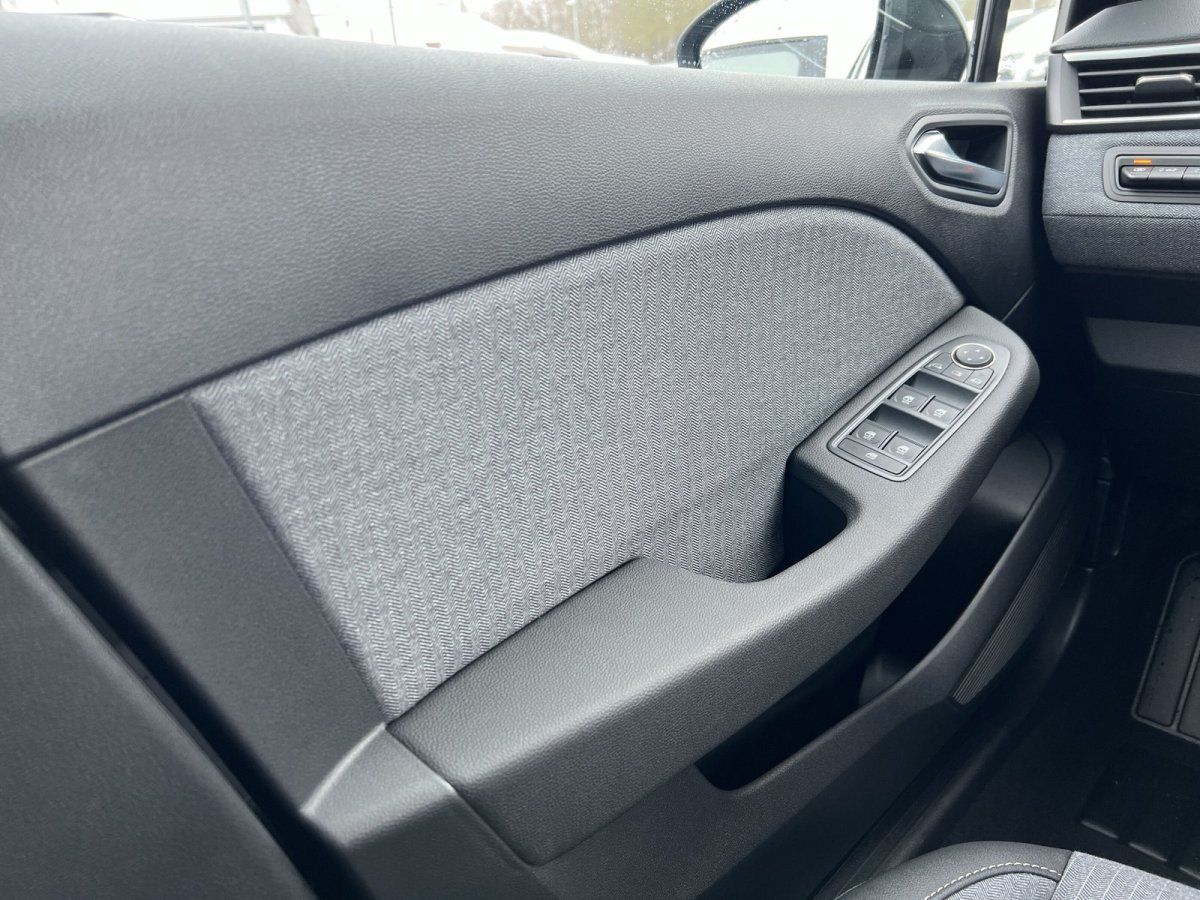 Fahrzeugtür Innenansicht mit Fensterheberschalter und Türverkleidung im Autohaus