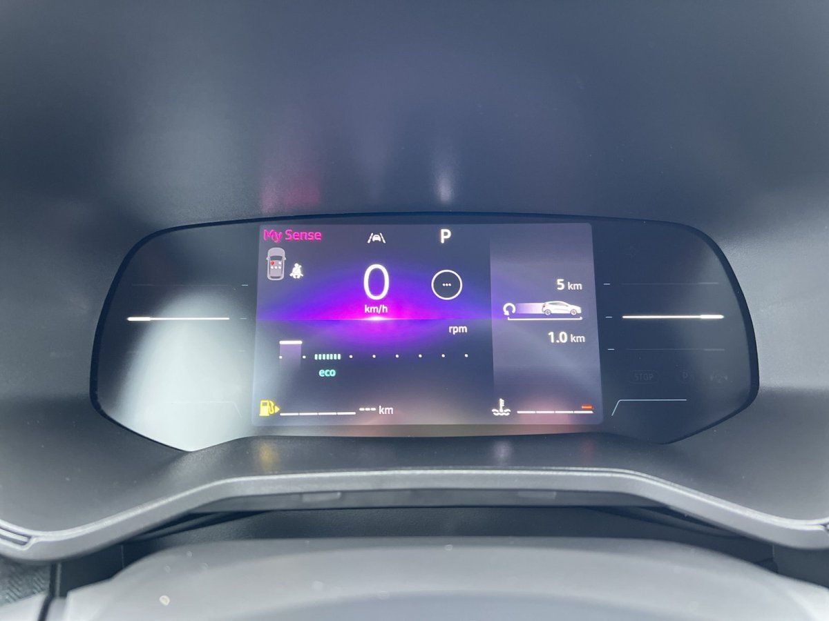 Digitales Kombiinstrument Fahrzeug Innenraum mit My Sense Display im Autohaus