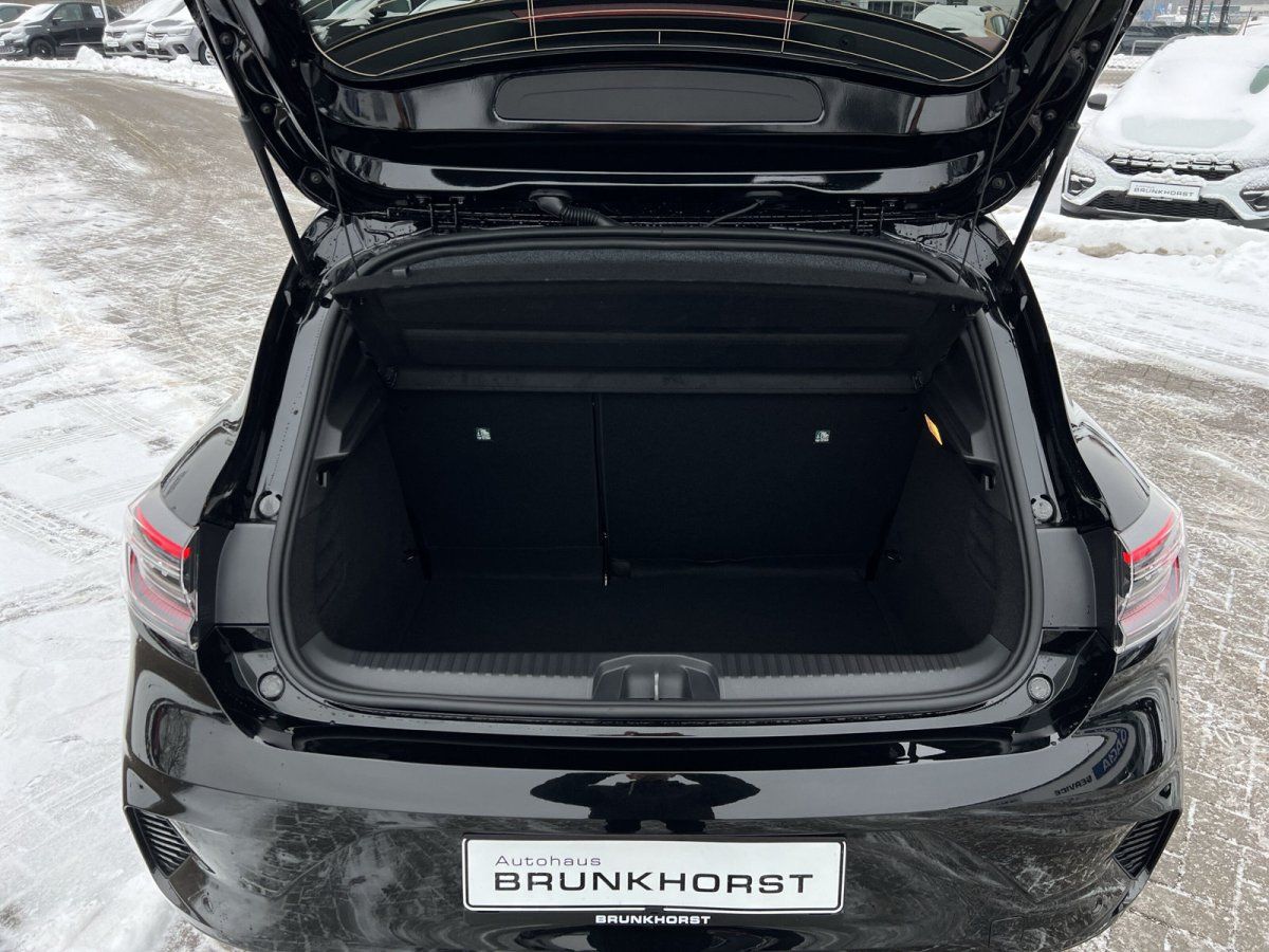 Schwarzer PKW mit geöffneter Heckklappe im Autohaus Brunkhorst Showroom