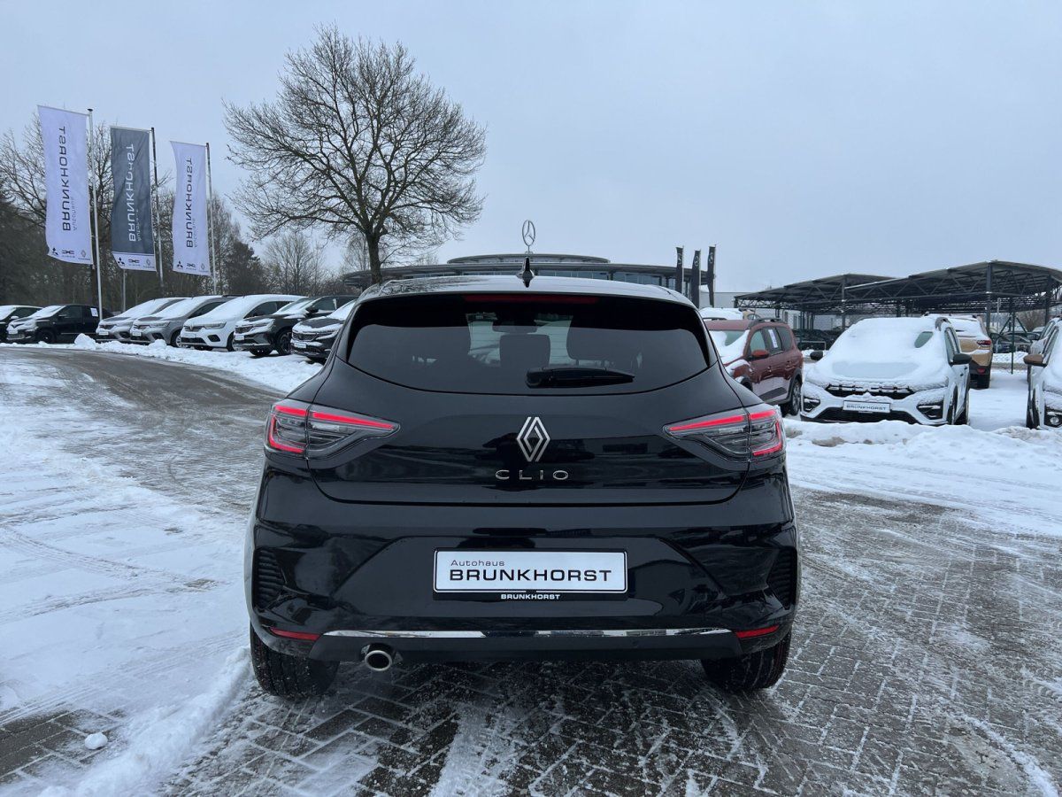 Schwarzer Renault Clio Hatchback Heckansicht im Autohaus Brunkhorst Showroom