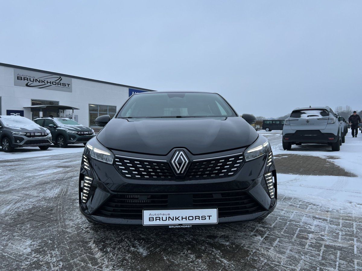 Schwarzer Renault Clio Frontansicht im Autohaus Brunkhorst Showroom