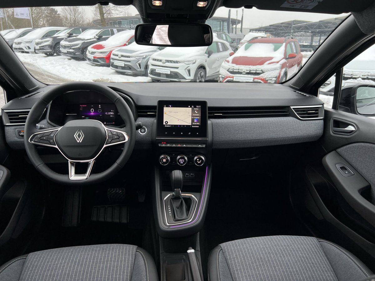 Renault Clio Innenraum mit digitalem Cockpit, Touchscreen-Navigation und Lederlenkrad