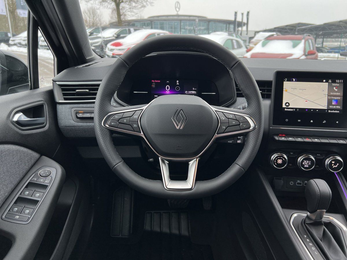 Renault Innenraum mit Lenkrad, Digitalinstrumenten und Navigationssystem