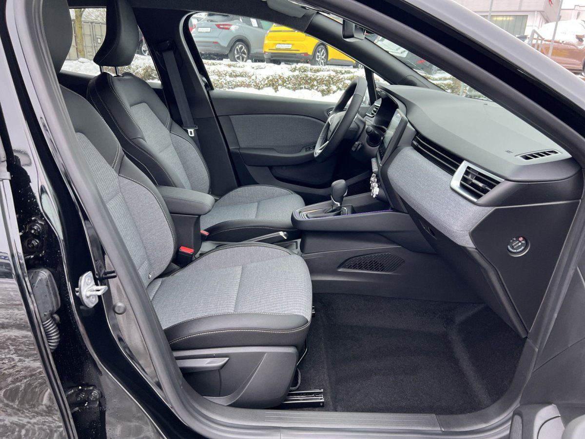 Fahrzeug Innenraum Vordersitze grau-schwarze Stoffsitze mit Mittelkonsole und Automatikgetriebe