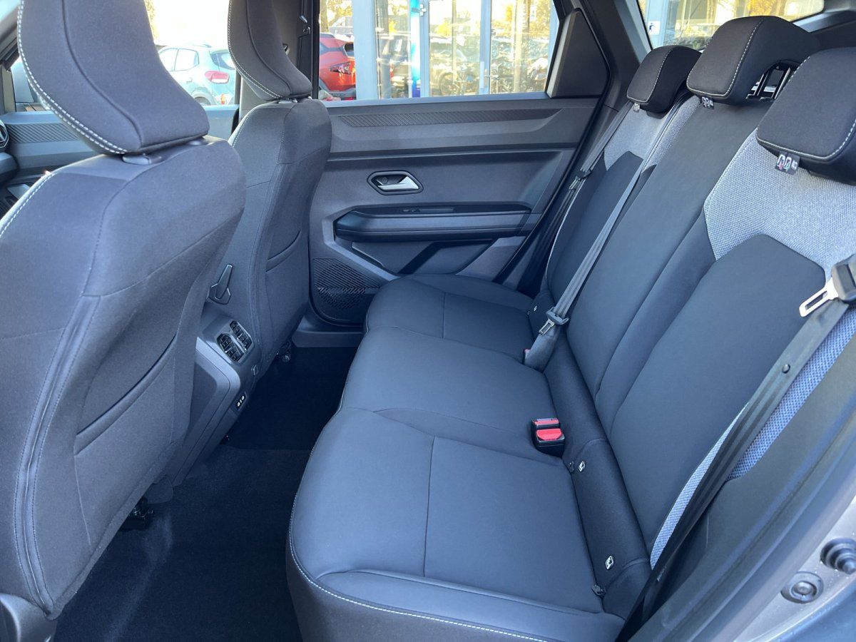 Fahrzeug Innenraum Rücksitzbank grau mit Sicherheitsgurten und schwarzen Kopfstützen