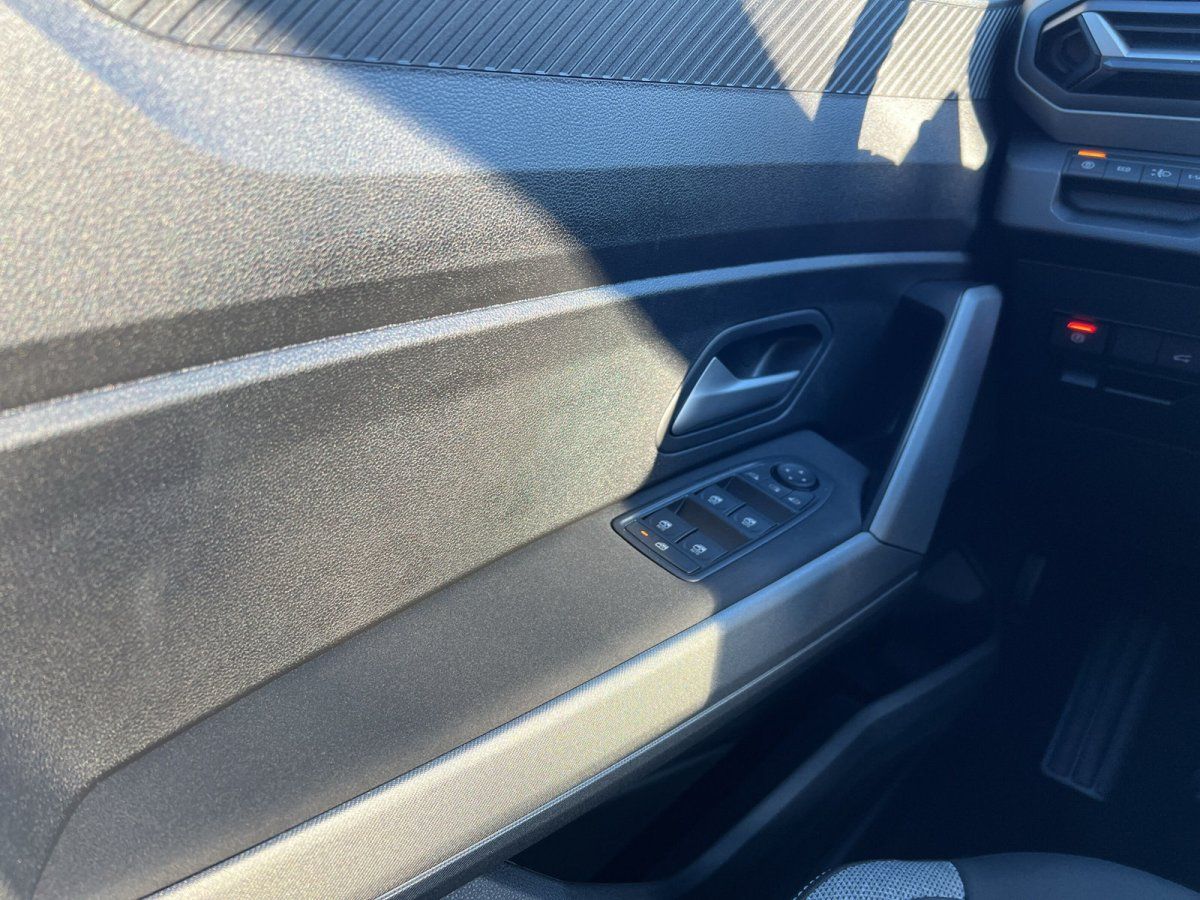 Fahrzeuginnenraum Fahrertür mit Fensterheber und Seitenspiegel im Autohaus