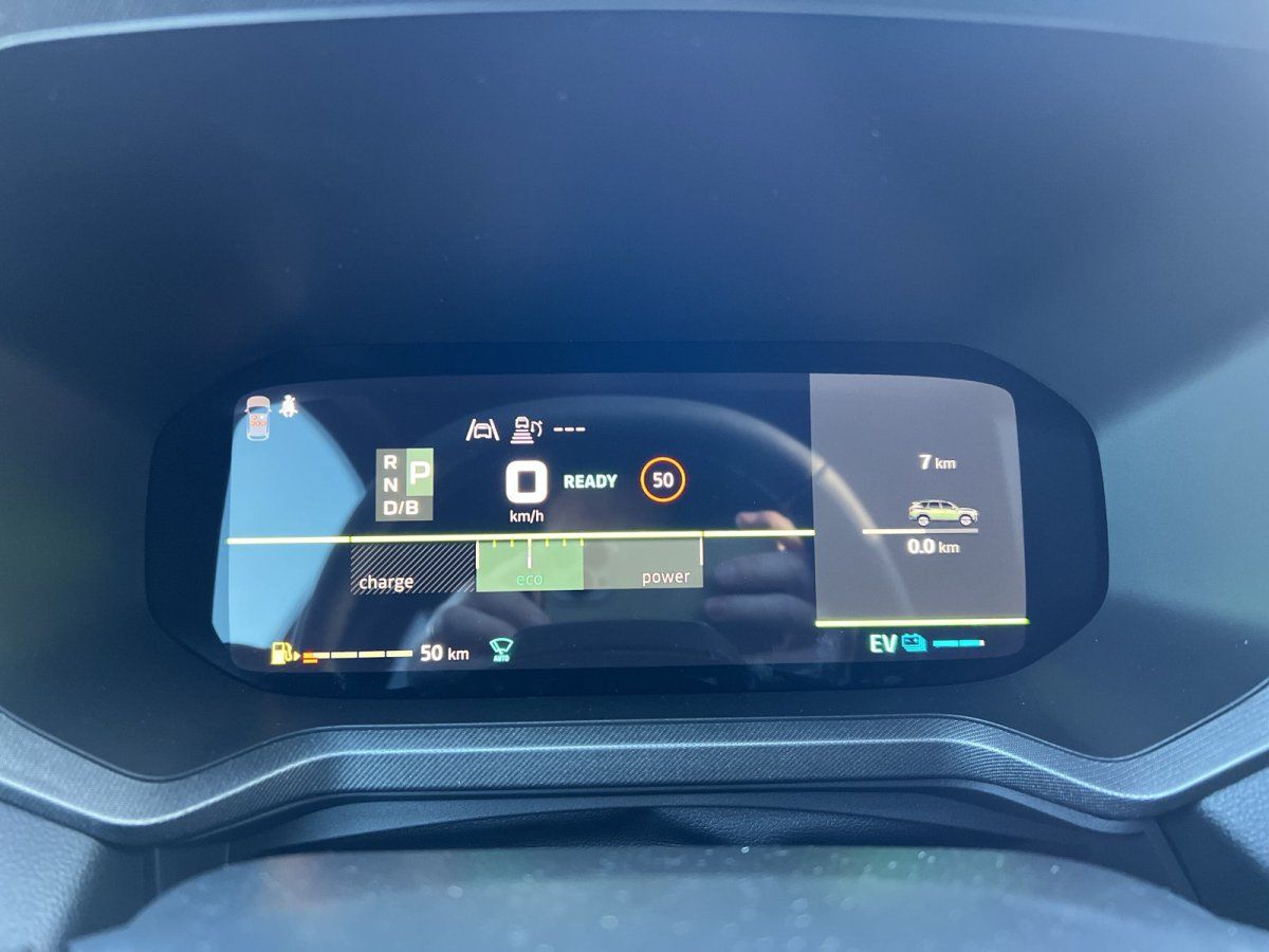 Digitales Kombiinstrument eines Hybrid-Fahrzeugs mit EV-Anzeige und Energiefluss-Display im Autohaus