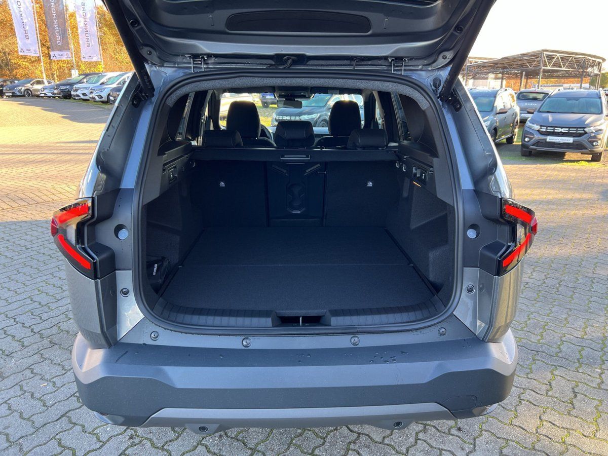 Grauer SUV Kofferraum geöffnet im Autohaus – große Laderaum Ansicht von hinten