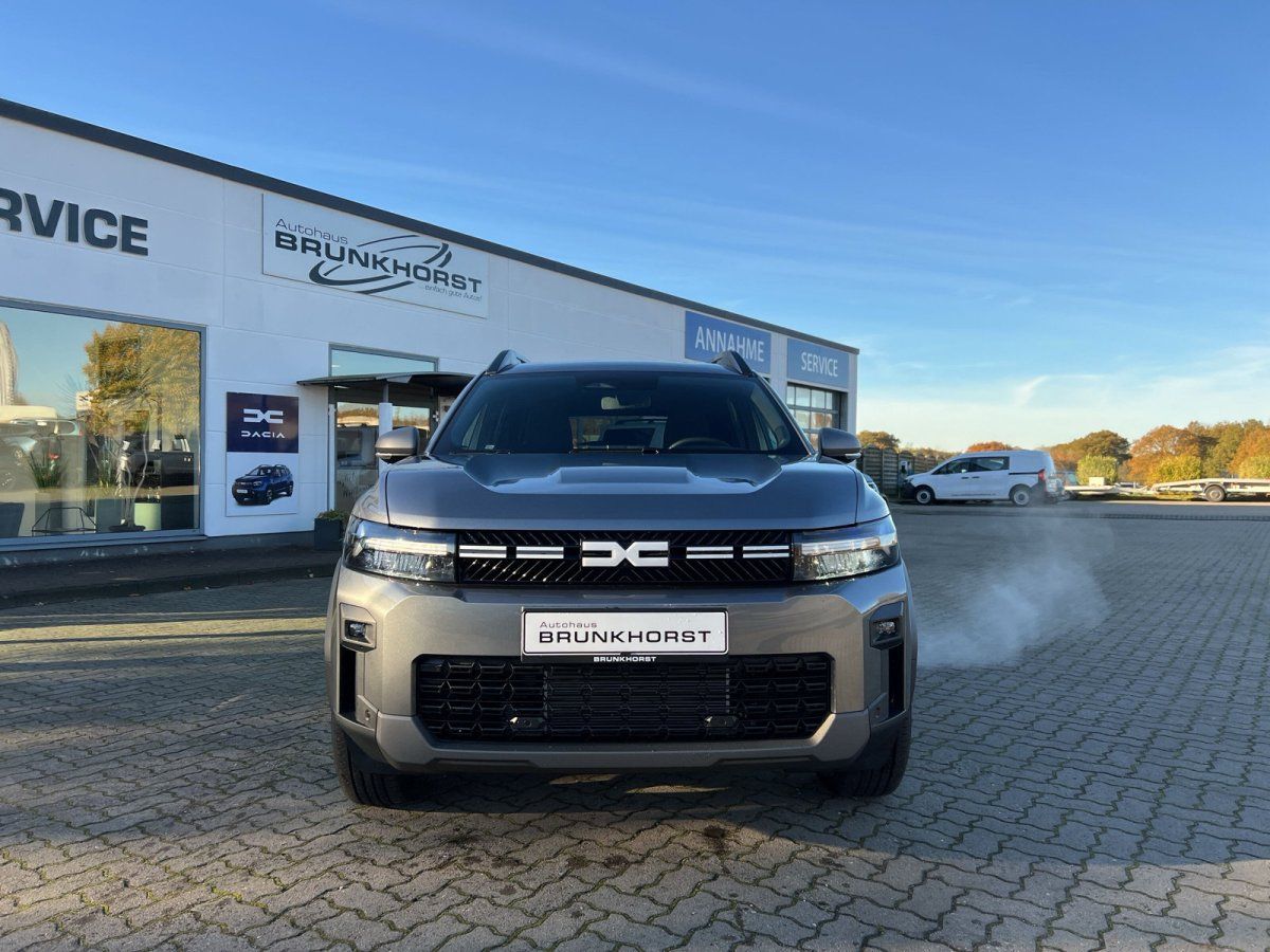 Dacia Duster SUV Frontansicht grau im Autohaus Brunkhorst Showroom
