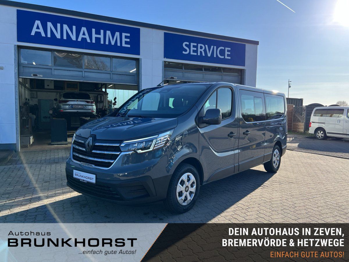Renault Transporter grau metallic Seitenansicht im Autohaus Showroom