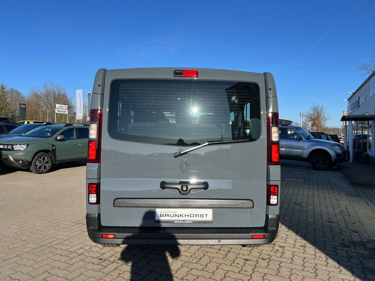 Renault Transporter grau metallic Heckansicht mit Hecktüren im Autohaus