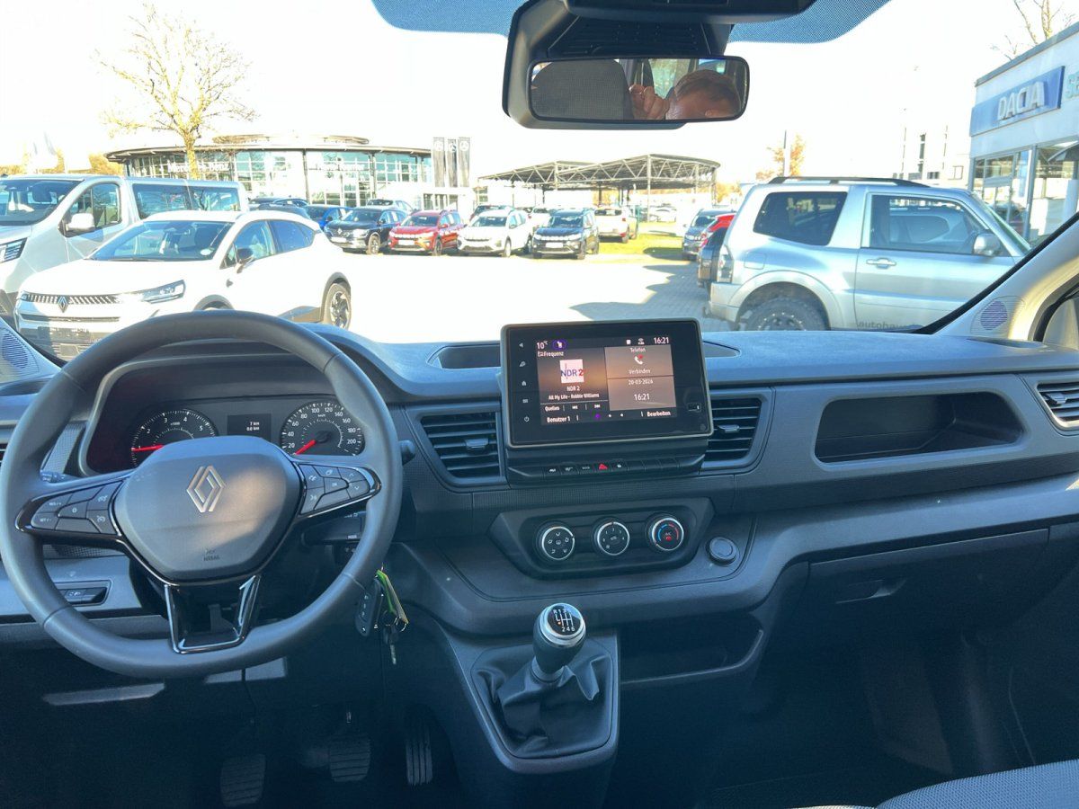 Renault Fahrzeug Cockpit Innenraum mit Lenkrad, Schaltknauf und Infotainment Display im Autohaus